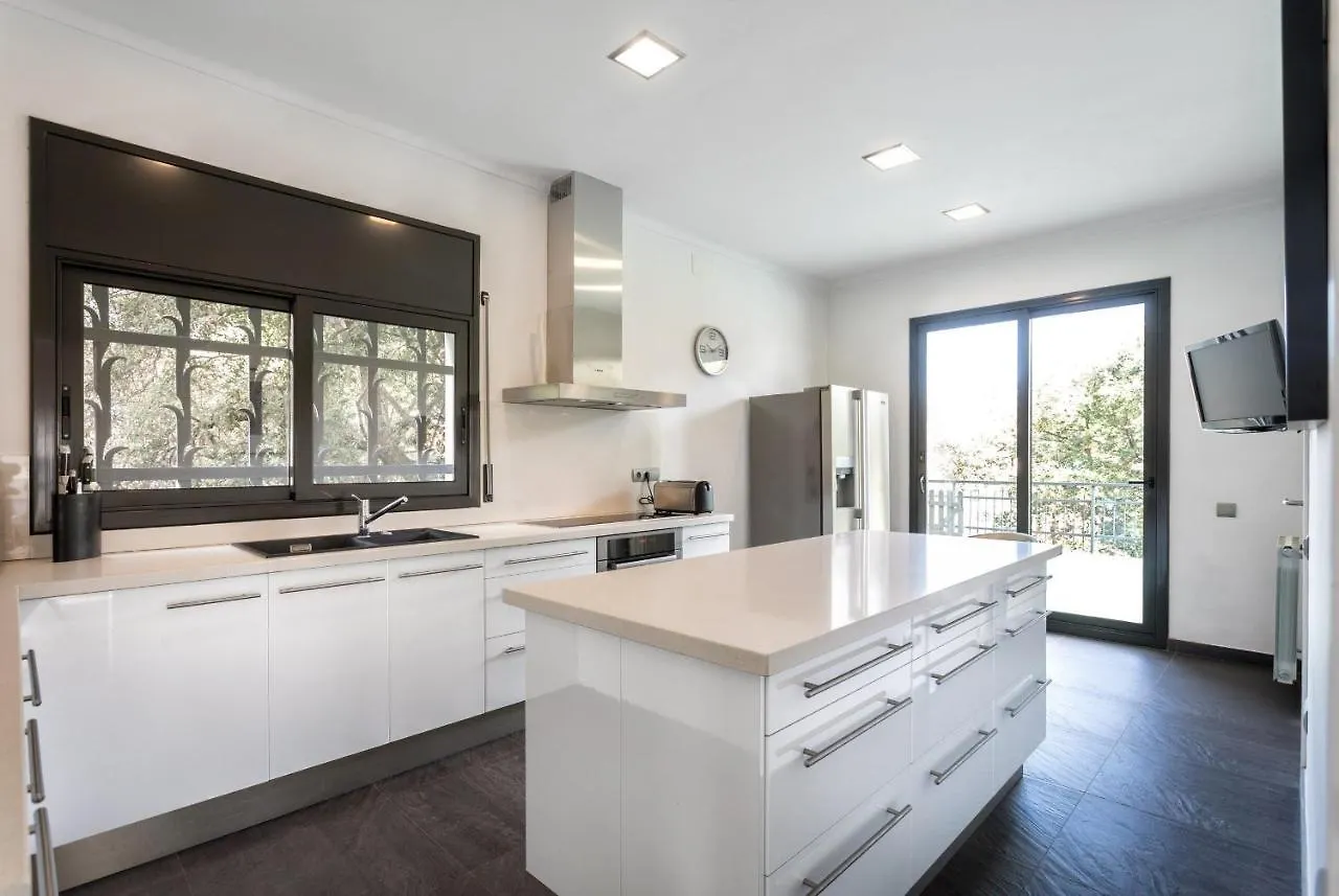 Villa Burriac With Private Pool, Costa Maresme, 20 Minutes From Barcelona كابرايلس